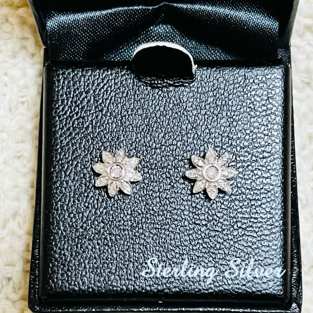 Bridge Diamond Flower Earrings 1/10 CCTTW AA7 SS set in Sterling Silver.